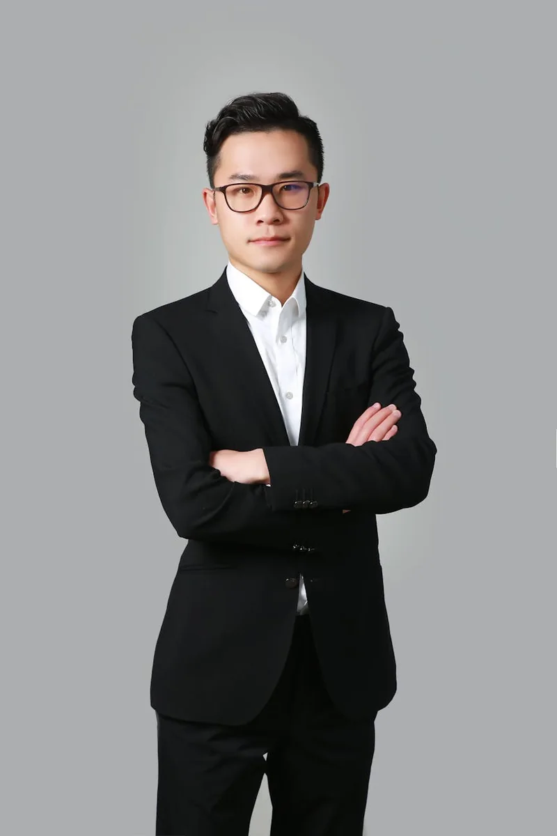 研究员在整理热点事件的资料与时间线